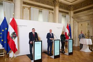 Staatssekretär Jörg Leichtfried, Innenminister Gerhard Karner und Außenministerin Beate Meinl-Reisinger bei der Pressekonferenz in Wien.