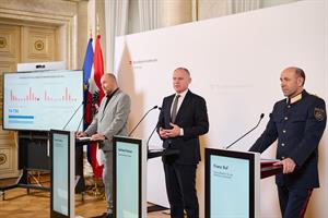 BFA-Direktor Gernot Maier, Innenminister Gerhard Karner und Generaldirektor Franz Ruf bei der Pressekonferenz.