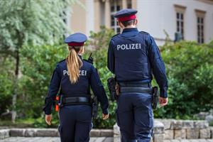 Lebensrettende Stichschutzwesten werden jedem Polizist und jeder Polizistin persönlich zugeteilt (Symbolfoto).