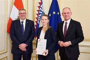 Die neue DSN-Direktorin Sylvia Mayer mit Innenminister Gerhard Karner und Staatssekretär Jörg Leichtfried.