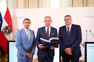 Innenminister Gerhard Karner, Staatssekretär Jörg Leichtfried und DSN-Direktor Omar Haijawi-Pirchner präsentierten am 26. Mai 2025 den Verfassungsschutzbericht 2024.