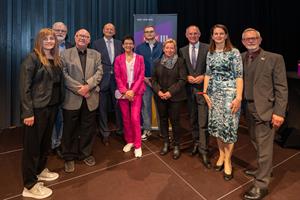Gruppenfoto der Präsentation "Codename: Spielwarenfabrik – Das Panzerwerk St. Valentin"
