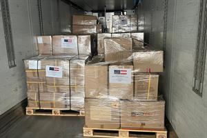 Zwölf Paletten mit Schutzausrüstung wurden im Rahmen des EU-Katastrophenschutzmechanismus zur Eindämmung der hochansteckenden Seuche nach Griechenland geliefert.