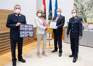 Artikel 'Jahrbuch- und Kalenderübergabe' anzeigen