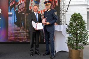 Artikel 'Ehrenzeichen an LPD Pilsl überreicht' anzeigen