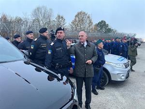 Innenminister Gerhard Karner mit Michael Muhr, dem Kommandanten des österreichischen Kontingents, an der österreichisch-ungarischen Grenze.