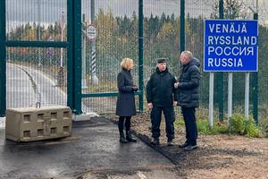 Die finnische Innenministerin Mari Rantanen und Innenminister Gerhard Karner (re.) an der finnisch-russischen Grenze.