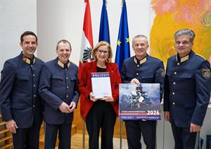 Artikel 'Jahrbuch- und Kalenderübergabe' anzeigen