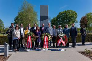 Artikel 'Kranzniederlegung' anzeigen