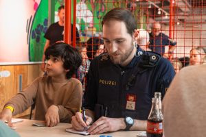 Artikel 'Spielerisch voneinander lernen: Polizei' anzeigen