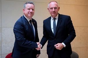 Innenminister Gerhard Karner und sein neuer ungarischer Amtskollege Gábor Pósfai am Rande der EU-Innenministerkonferenz in Luxemburg.