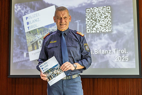 LPD HR Mag. Helmut Tomac mit der druckfrischen POLIZEI.BILANZ.TIROL 2025 &copy; Bernhard Gruber/LPD Tirol